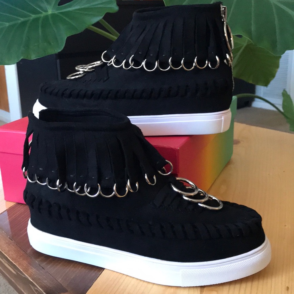 NEW! Silver ring moccasin platforms with box